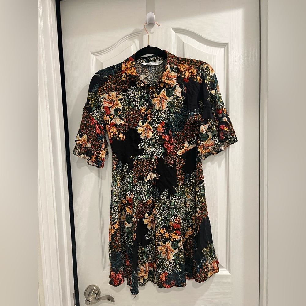 Zara floral shirt dress, with collar and buttons down the front. Size XS.